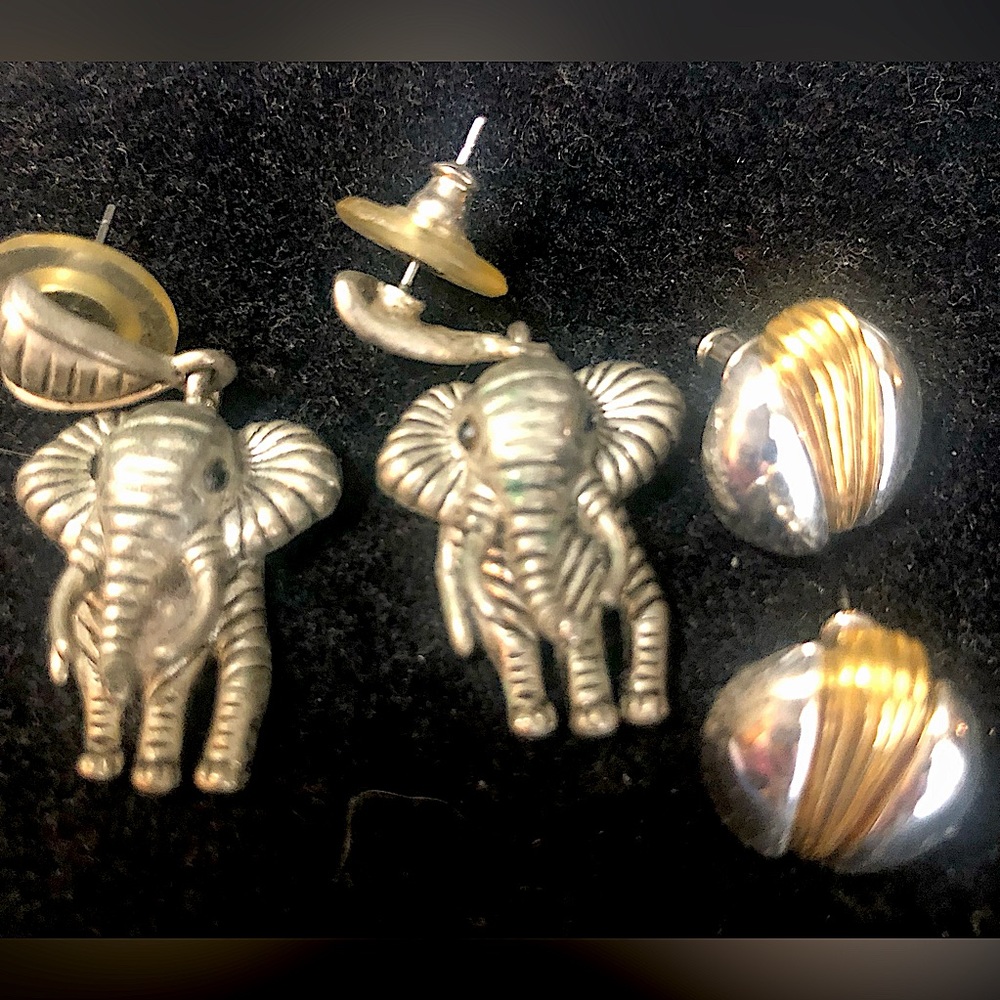 These are very cute two pars of vintage earrings